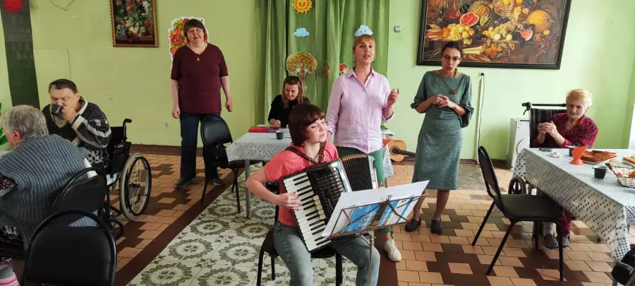 Волонтеры в гостях у проживающих Вяземского ДИПИ