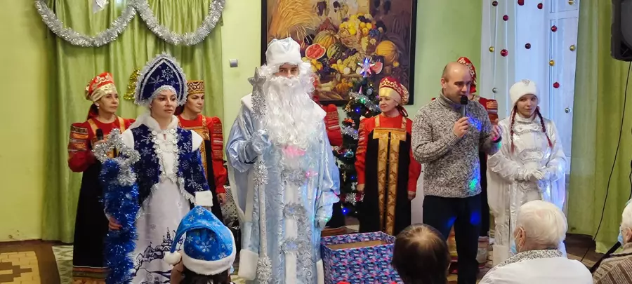 Новый год к нам мчится