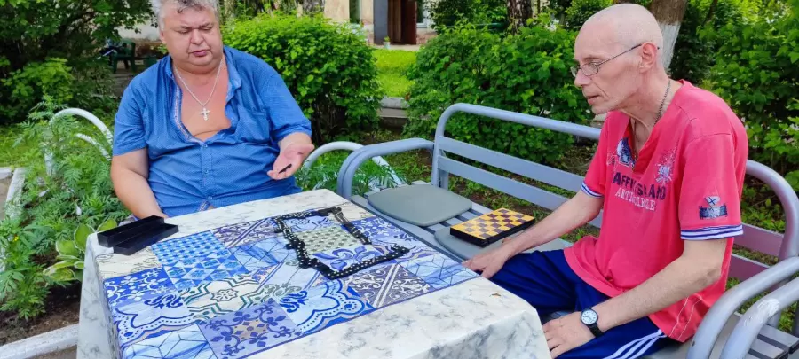 На свежем воздухе.