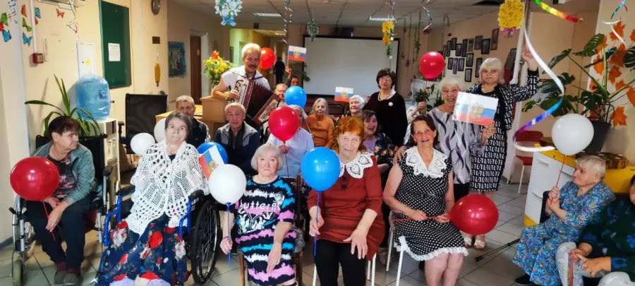 Пусть флаг России развевается над мирной, счастливой и сильной страной!