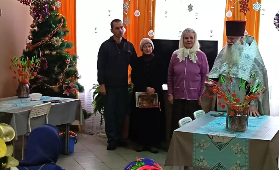 С Рождеством Христовым поздравил настоятель церкви Сампсона Странноприимца отец Дмитрий